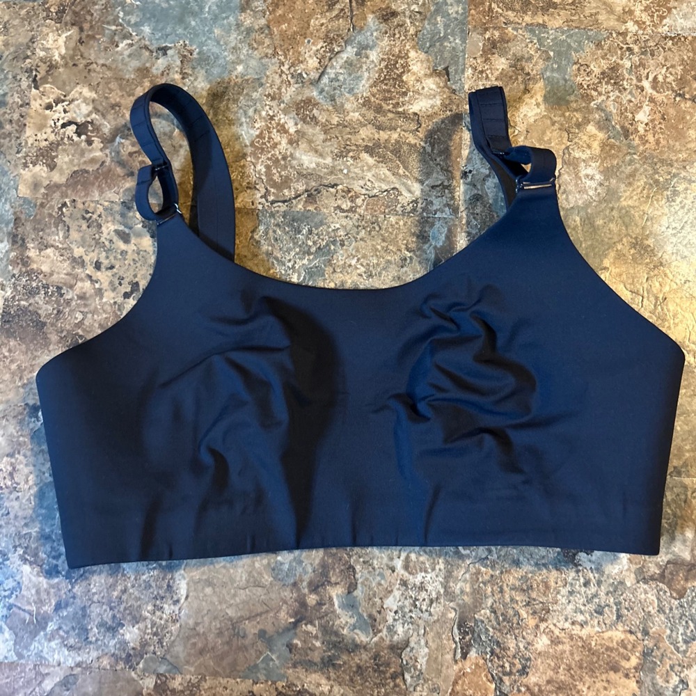 Lululemon Unlined Wireless Sports Bra Womens Size 36DD Unpadded Back Closure